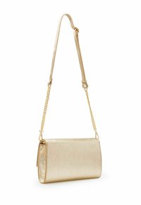 Goldfarbene metallische Clutch-Tasche mit glatter Oberfläche, ausgestattet mit einem abnehmbaren Kettenriemen und rechteckiger Form. Minimalistisches Design ohne Akzente.