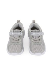 Szare buty sportowe z siateczkową cholewką, teksturowanym wzorem i pojedynczym paskiem na rzep. Posiadają amortyzowaną podeszwę i uchwyt z tyłu.