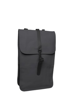 Czarny prostokątny plecak z górną klapą i przednim zapięciem na klamrę, charakteryzujący się minimalistyczną, gładką fakturą i smukłym profilem.