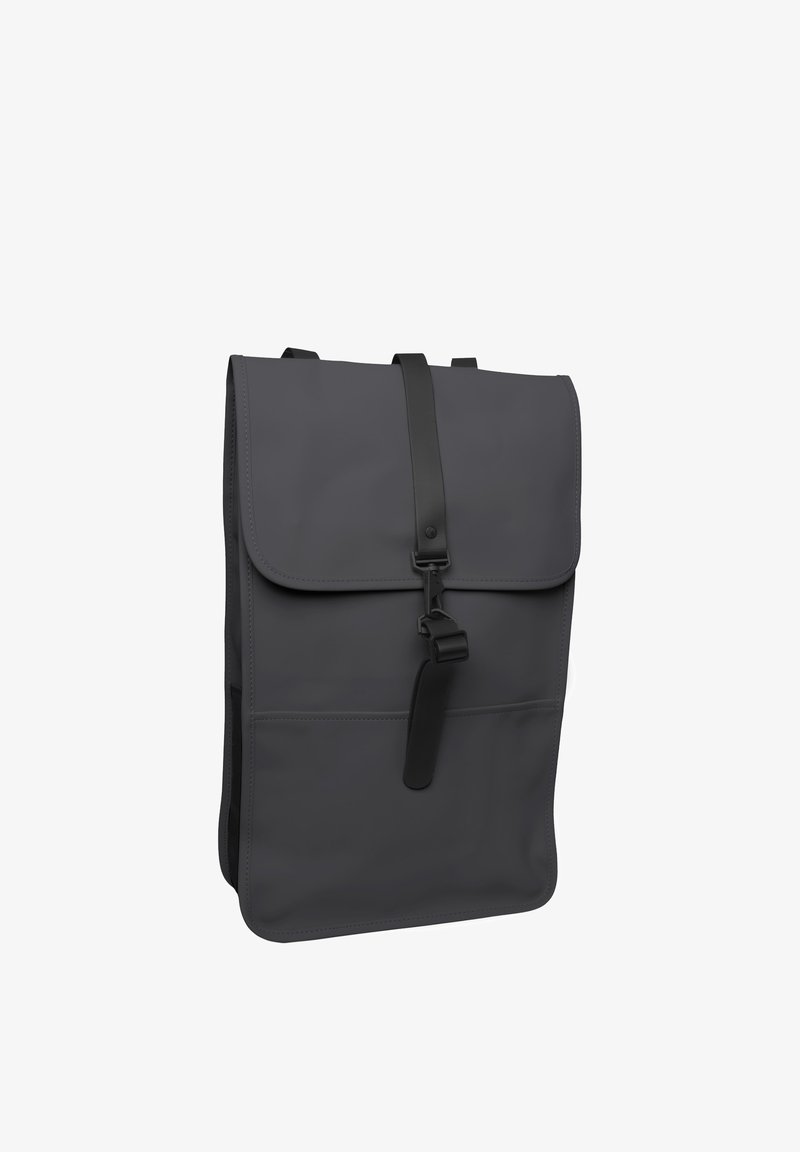Sac à dos rectangulaire noir avec un rabat supérieur et une fermeture à boucle frontale, présentant une texture lisse et minimaliste ainsi qu'un profil élancé.