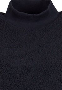 Tissu en polaire noir avec une surface texturée et un col haut à côtes. Caractérisé par un matériau doux et confortable pour la chaleur.