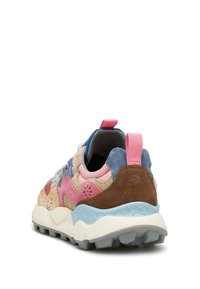 Baskets multicolores en daim et mesh avec une languette rose, des accents bruns texturés, et une semelle bleu clair à traction multidirectionnelle.