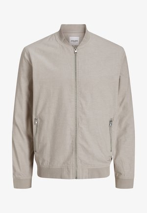 Giacca bomber beige chiaro realizzata in tessuto testurizzato, con zip frontale, colletto a costine e due tasche laterali con zip.