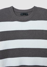 Grau-weißer gestreifter Pullover mit geripptem Textur, Rundhalsausschnitt und einem Etikett mit der Aufschrift "CALLIOPE" in Größe S.