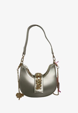 Borsa a mezzaluna d'argento con tracolla corta, catena dorata e pannello decorativo centrale con gemme d'oro e ambra.