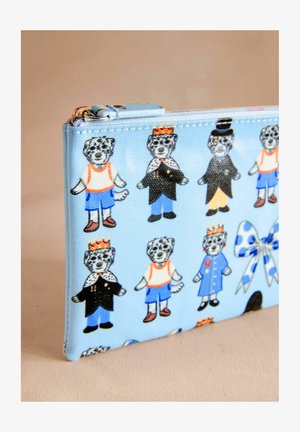 Mėlyna užtrauktuku uždaroma dėžutė su animacinių šunų personažais, vilkinčiais įvairius drabužius, atspausdinta ant tekstūruoto audinio su lygiais, šviesiai mėlynais akcentais.