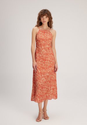 Vestido maxi en naranja con estampado floral, con tirantes finos y una silueta fluida. Fabricado en una tela ligera con una textura suave.