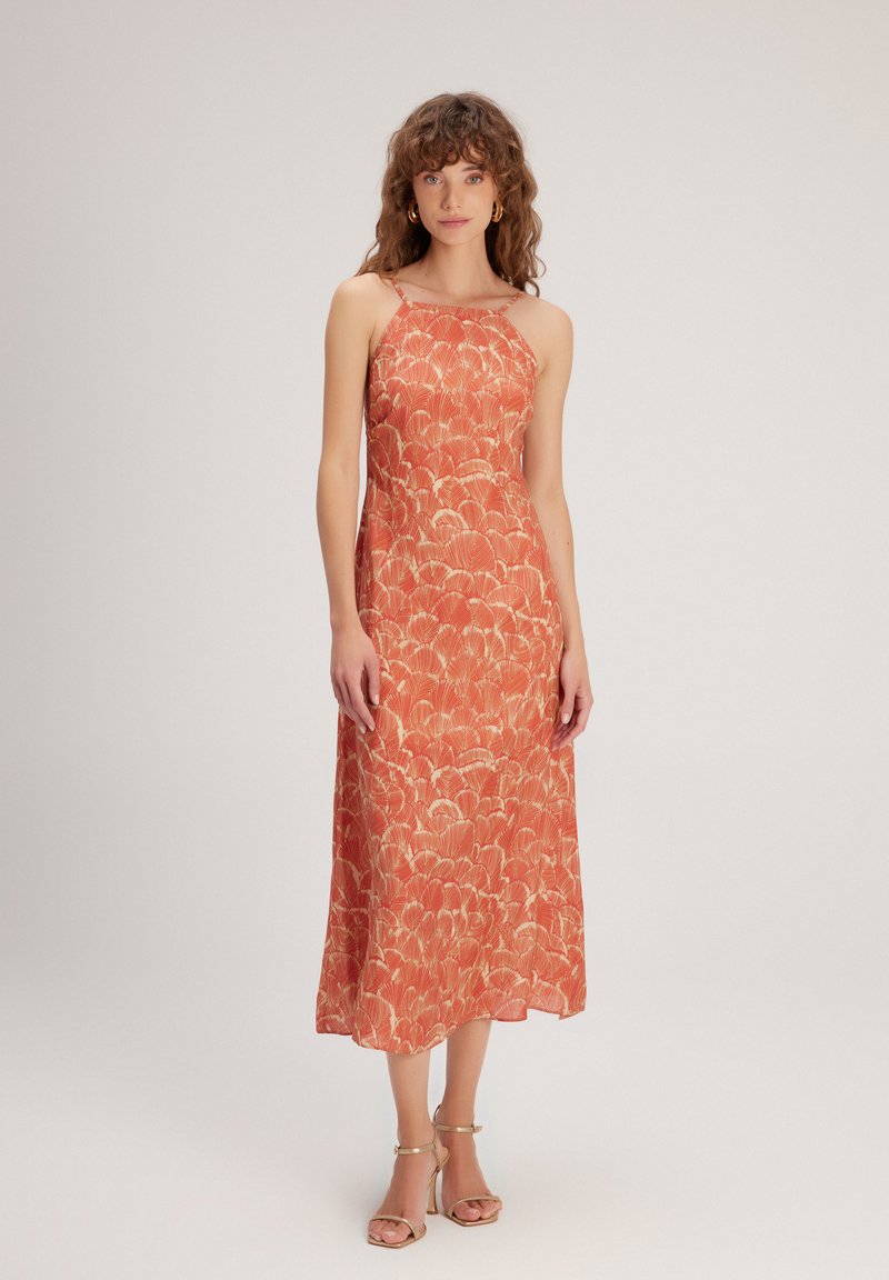 Maxikleid in Orange mit floralem Muster, ausgestattet mit Spaghetti-Trägern und einer fließenden Silhouette. Hergestellt aus leichtem Stoff mit weicher Textur.