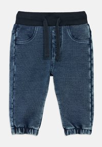 Τζιν παντελόνι τύπου jogger, σκούρο μπλε με ελαστική μέση και κορδόνι, στενά τελειώματα στα μπατζάκια, εμπρόσθιες τσέπες και ελαφριά ξεθώριαση για υφή.