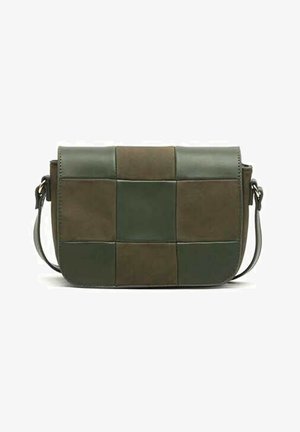 Sac à bandoulière avec un motif patchwork de carrés en cuir vert foncé et marron et une bandoulière ajustable avec des fermoirs métalliques.