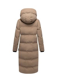 Manteau d'hiver long tan avec capuche, présentant un design matelassé, une taille légèrement cintrée et des poignets élastiques. Texture lisse, coutures simples.