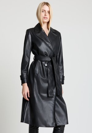 Trench coat in pelle nera con design doppiopetto, ampi risvolti, cintura in vita e tasche laterali. Tessuto liscio e lucido.