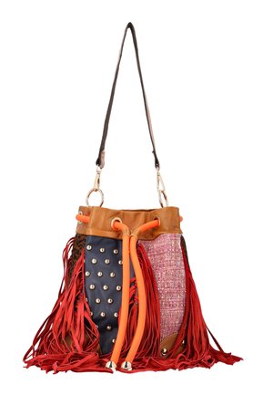Sac seau style bohème avec cordon orange, franges rouges, panneau noir clouté, partie en tweed rose et garniture en cuir marron avec bandoulière.