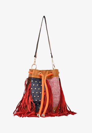 Boho-stil spandtaske med orange snøre, rød frynse, sort panel med nitter, lyserød tweedsektion og brun læderkant med skulderrem.