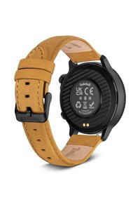 Hodinky Timberland s čiernym karbónovým puzdrom, okrúhlym ciferníkom a opaskom z tan semišu s kovovou sponou. Na zadnej strane sú uvedené podrobnosti o certifikácii.