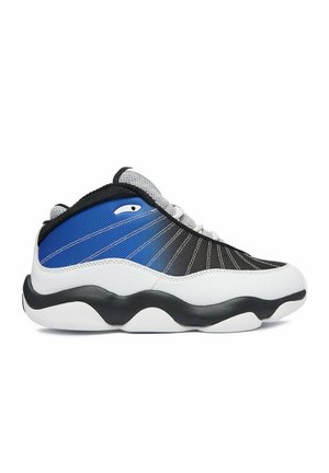 Sneaker sportiva low-top con tomaia in mesh blu e nero, sovrapposizioni in pelle bianca e suola spessa bianca e nera.