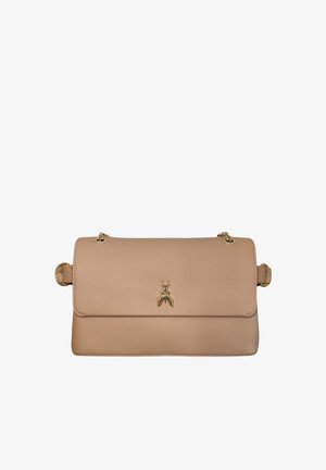 Sac à bandoulière en cuir beige avec une sangle en chaîne dorée et un petit emblème d'insecte doré sur le rabat avant.