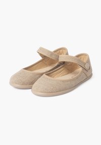 Ballerine in tessuto beige con punta rotonda, cinturino alla caviglia e una morbida fodera interna. L'esterno presenta un motivo testurizzato.