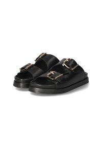 Zwarte leren sandalen met twee brede banden, elk met een gouden gesp. De schoenen hebben een dikke zwarte zool en een vlak ontwerp.