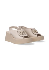 Beige platform sandalen van zacht materiaal met een open teenontwerp, voorzien van een voorflap en een logo-accent.