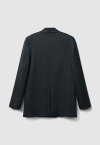 Giacca nera con strisce verticali sottili, bavero a risvolto e maniche lunghe. La vista posteriore mostra una texture liscia e un taglio su misura.