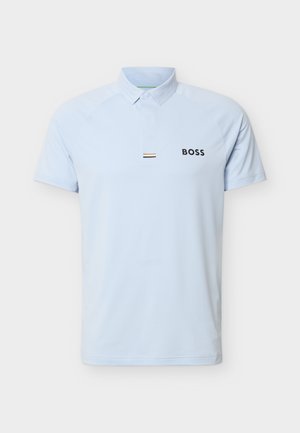 Világoskék rövid ujjú galléros póló, gombos gallérral és "BOSS" logóval a bal mellrészen.