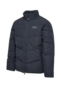 Mörkblå puffjacka med hög krage, dragkedja fram, horisontellt quiltat mönster och logga på vänster bröst. Tillverkad av isolerat material.