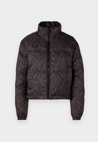 Veste matelassée courte en marron foncé avec un imprimé léopard noir. Dotée d'un col montant, d'une fermeture éclair frontale et de poignets élastiques.