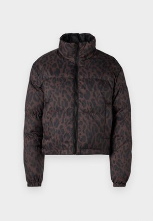 Gekürzte, gepolsterte Jacke in Dunkelbraun mit schwarzem Leopardenmuster. Verfügt über einen hohen Kragen, einen Frontreißverschluss und elastische Bündchen.