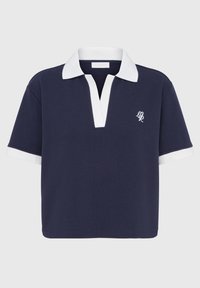 Námořnické polo tričko s bílým límečkem a akcenty na rukávech, které má design s légou a vyšitým logem na levé straně. Materiál 100% bavlna.