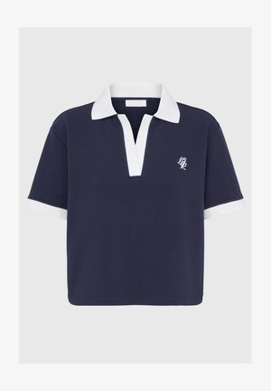Mørkeblå poloshirt med hvit krage og ermeakksenter, med placket-design og brodert logo på venstre side. Laget av bomull.