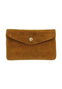 Pochette en suede marron avec un rabat, dotée d'un bouton pression en laiton. La texture est douce, avec une finition lisse et des bords arrondis.
