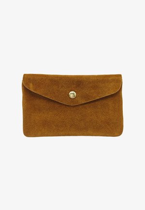 Pochette en suede marron avec un rabat, dotée d'un bouton pression en laiton. La texture est douce, avec une finition lisse et des bords arrondis.