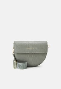 Borsa a tracolla in finta pelle di serpente grigia con una patta rotonda e un logo. Presenta un hardware decorativo in tonalità oro e una tracolla coordinata.