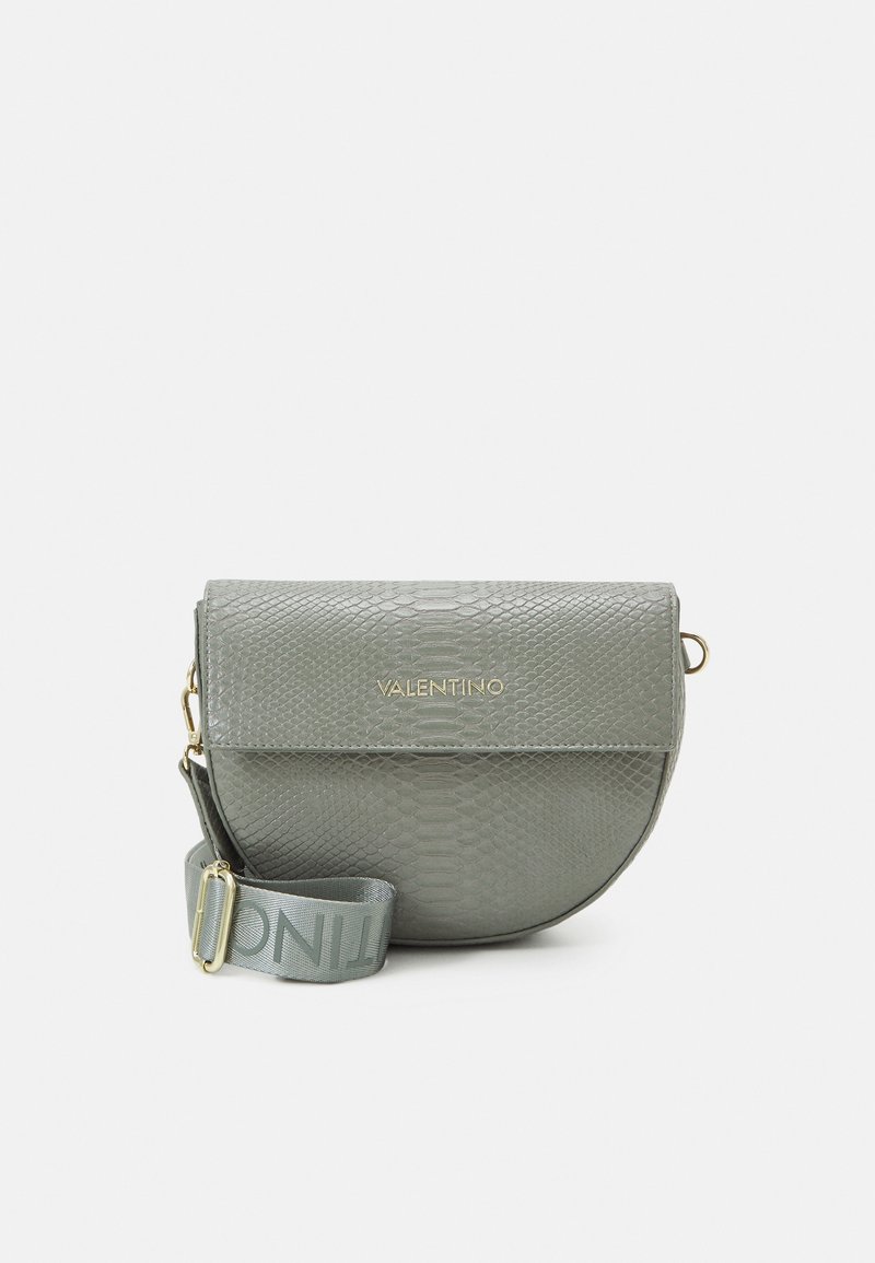 Borsa a tracolla in finta pelle di serpente grigia con una patta rotonda e un logo. Presenta un hardware decorativo in tonalità oro e una tracolla coordinata.