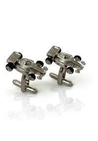 Gemelos de tono plateado en forma de coches de carreras, con ruedas negras y un acabado pulido con elementos de diseño detallados.