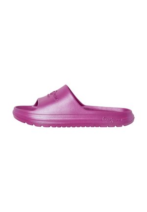 Lilla slide-sandal med præget mærkenavn på remmen og tekstureret sål, designet til afslappet brug.