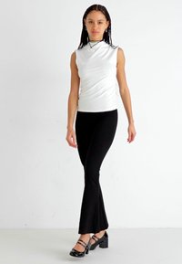 Gina Tricot FLARE TROUSERS - Tygbyxor - black