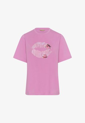 Rozā kokvilnas t-krekls ar īsām piedurknēm un apaļu kakla izgriezumu, centrā rotāts ar skūpsta nospieduma dizainu un ziedu akcentiem.