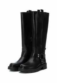 Botas de cuero negras hasta la rodilla con cremallera lateral, detalles de correas, acentos metálicos y suela texturada. Acabado liso con punta redondeada.