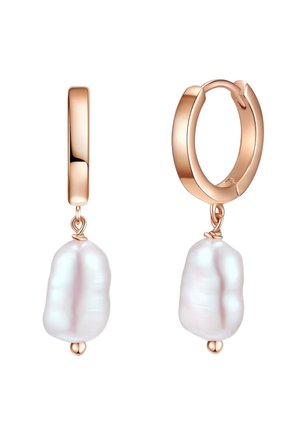 Orecchini a cerchio in oro rosa caratterizzati da perle di acqua dolce bianche di forma irregolare sospese con un piccolo accento dorato. Texture liscia e finitura lucida.
