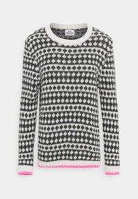 Gestrickter Pullover in Schwarz und Weiß mit geometrischen Mustern. Verfügt über einen runden Halsausschnitt und kontrastierende Akzente in Pink an Säumen und Ärmeln.