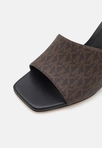Sandale à glissière brun à motifs avec une tige texturée et un bout carré. Dispose d'une semelle noire lisse. Convient pour un usage décontracté.