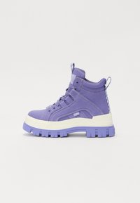 Sneakers alti viola con tomaia in tela, suola in gomma resistente, design con lacci e linguetta sul tallone per una facile calzata.