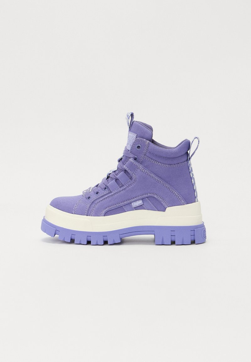 Sneakers alti viola con tomaia in tela, suola in gomma resistente, design con lacci e linguetta sul tallone per una facile calzata.