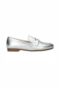 Mocassins en métal argenté avec une semelle plate, un design épuré, un bout arrondi et un détail de sangle subtil à l'avant. Texture lisse.