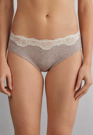 Beige katoenen slips met een decoratieve crèmekleurige kant tailleband, met een zachte textuur en een ontwerp met volledige bedekking.