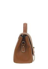 Sac à main en simili cuir beige avec une forme structurée, doté d'une poignée supérieure, de quincaillerie dorée et d'accents crème contrastants.