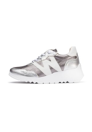 Zapatillas metálicas plateadas con un acabado texturizado, acentos en blanco y una suela gruesa blanca con detalles en zigzag. Diseño con cordones.