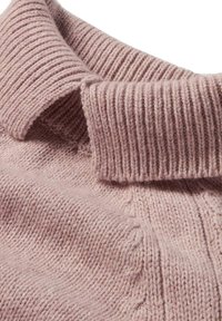 Helles rosa Strickpullover mit breitem Rippkragen. Texturiertes Material, weiche Oberfläche, in lässiger Passform mit dezenten Nähdetails.